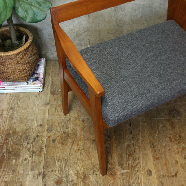 mid_century_chippy_heath_teak_telephone_seat_table