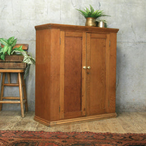 rustic_vintage_pine_linen_cupboard