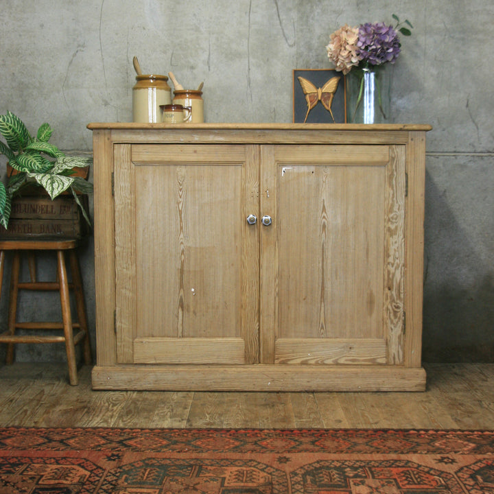 vintage_rustic_pine_linen_cupboard