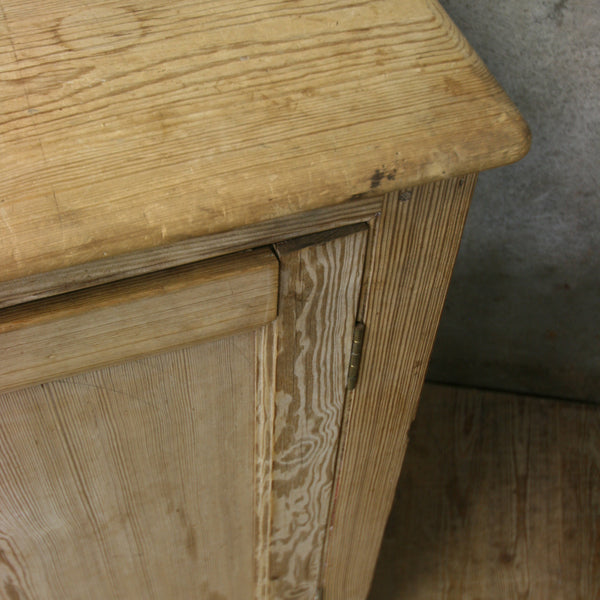 vintage_rustic_pine_linen_cupboard