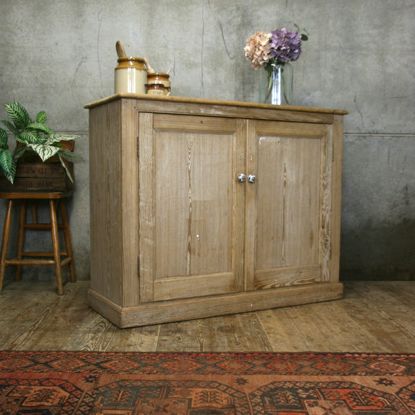 vintage_rustic_pine_linen_cupboard